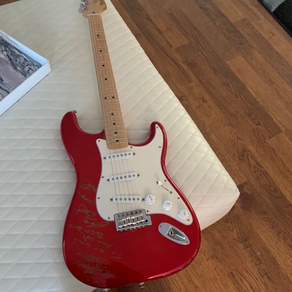 Red Fender Stratocaster signed by Bret Michaels - Picture 3 of 8